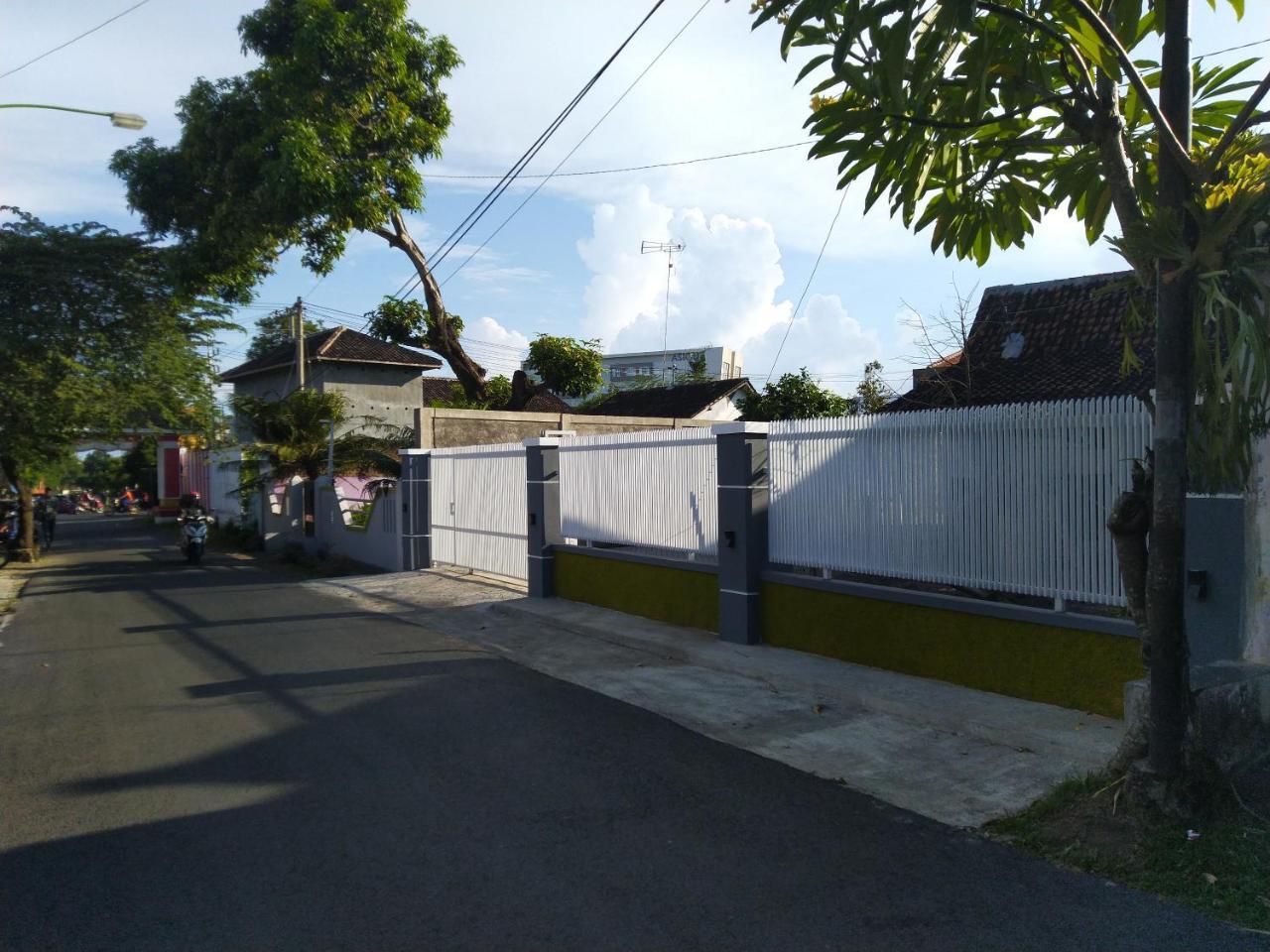 R3 Brawijaya Homestay Banyuwangi  Eksteriør bilde